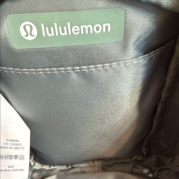 lululemon athletica green easy access cross body Bag 1.5 L - Picture 4 of 8